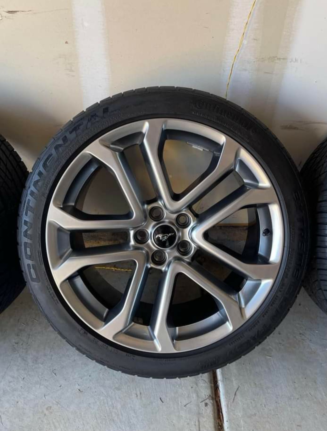 A set of 4 mustang 20” GT premium wheels. - Image 6