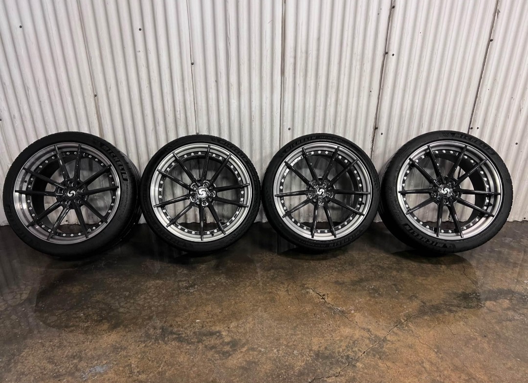 21'' signature SV301s wheels with Michelin Pilot Sport 4s tires.